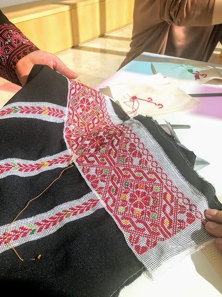 パレスチナ刺繍 写真集「Embroidery from Palestine」 - 洋書